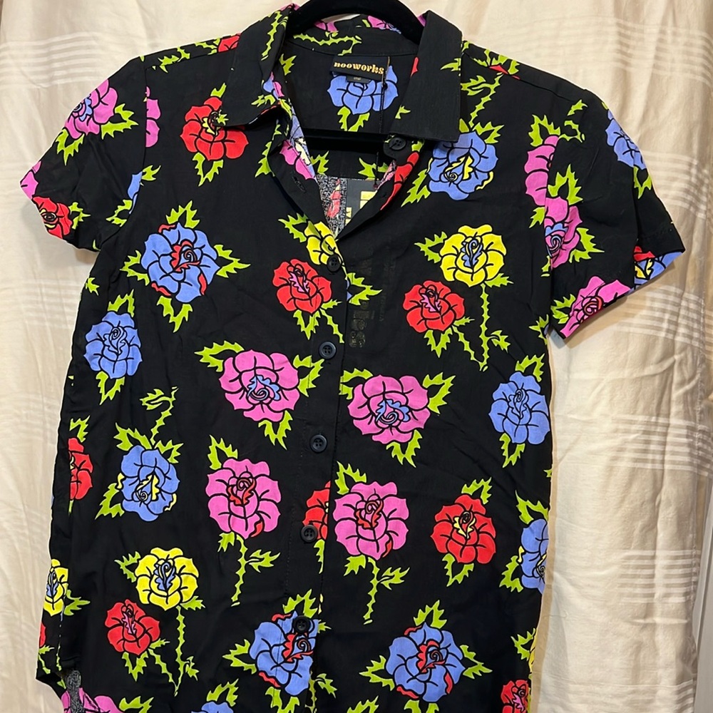 Nooworks NWT button down JOYCE shirt with roses.